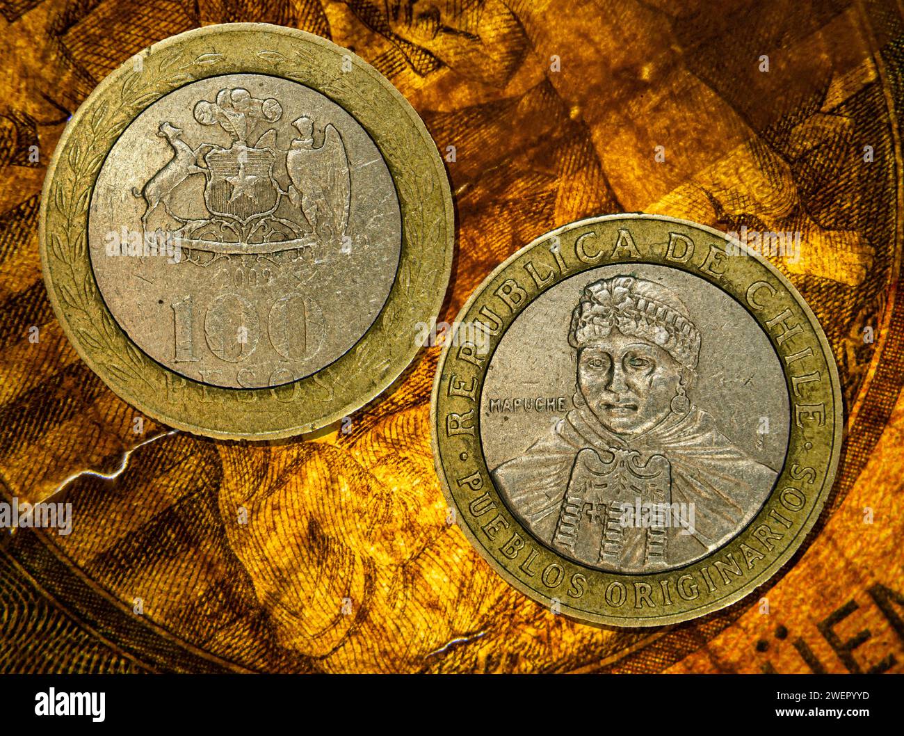 Zwei Münzen nebeneinander mit dem Kopf des Papstes: Chilenische 100-Pesos-Münze Stockfoto