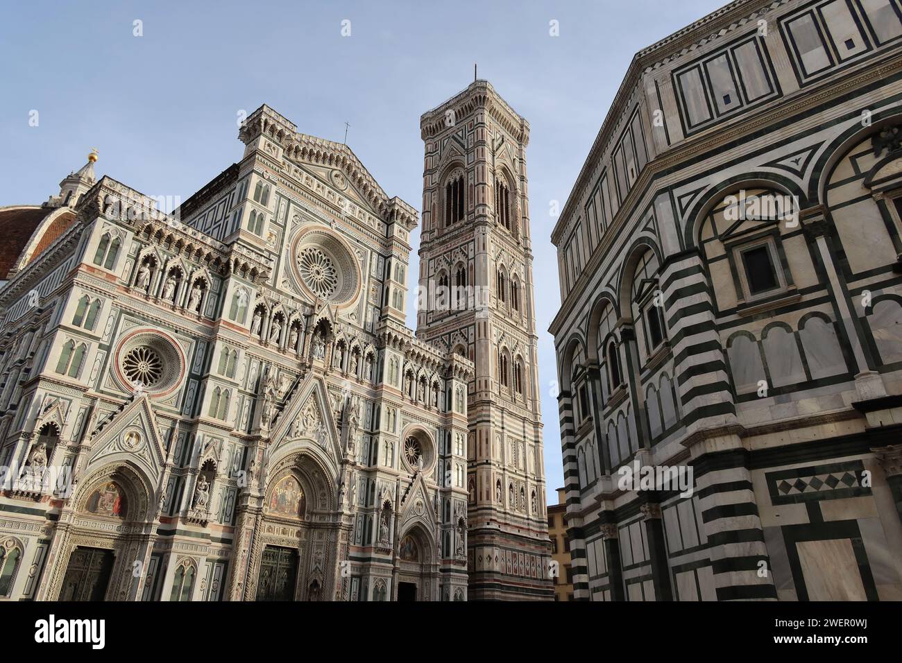 Der Duomo di Firenze steht majestätisch und einsam in diesem Bild und fängt die Pracht seines architektonischen Designs ein, ohne dass eine einzelne Person in Sicht ist. Stockfoto