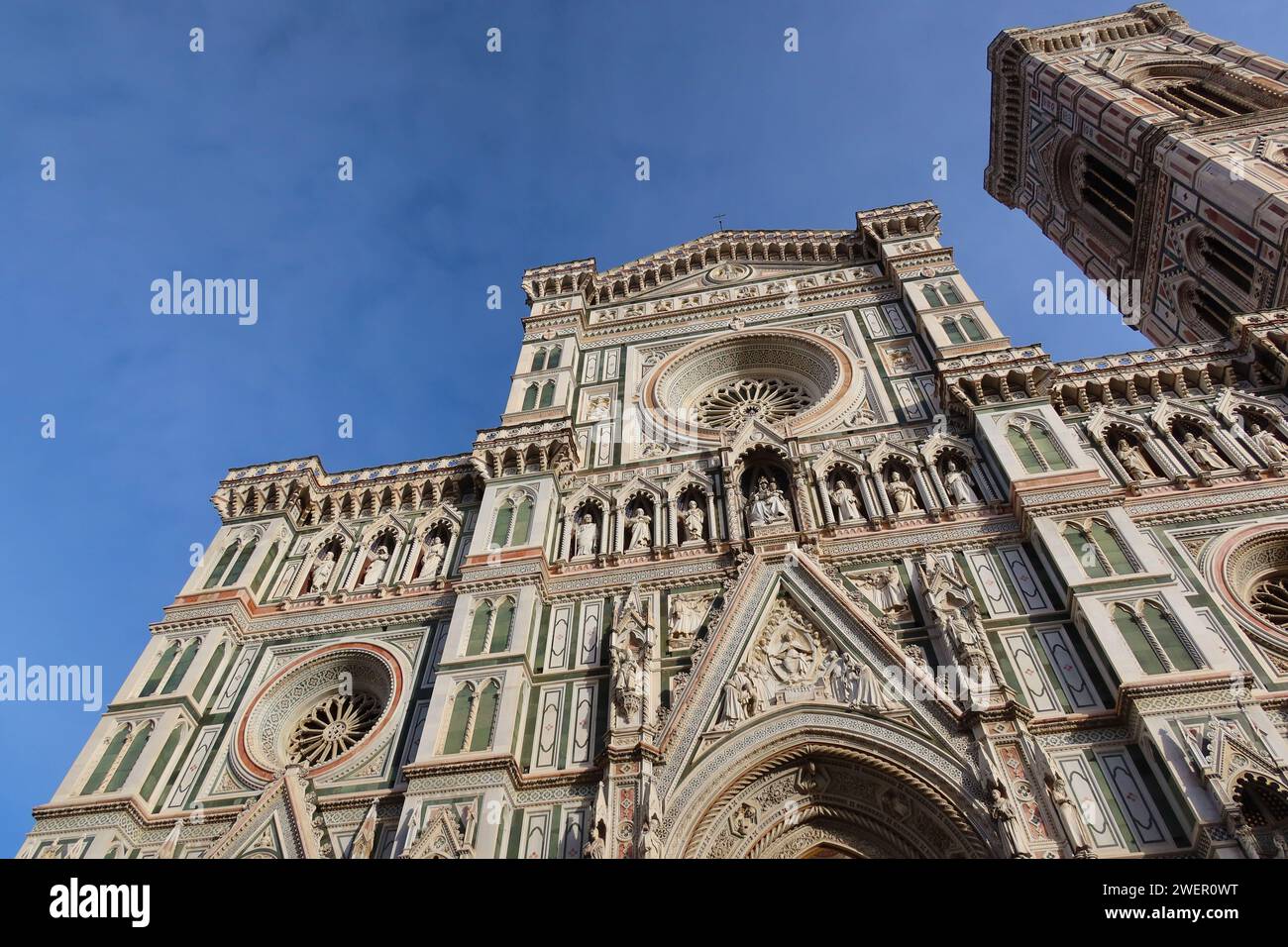 Der Duomo di Firenze steht majestätisch und einsam in diesem Bild und fängt die Pracht seines architektonischen Designs ein, ohne dass eine einzelne Person in Sicht ist. Stockfoto