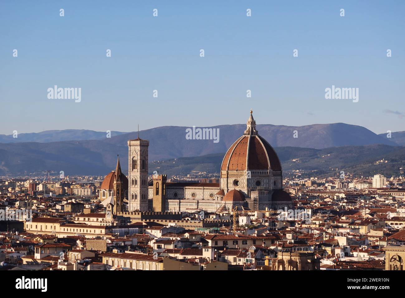 Dieser Panoramablick auf Florenz fängt das Wesen der Stadt im Herbst ein, mit dem Duomo di Florenz, der in der Skyline im Mittelpunkt steht. Die Szene ist Stockfoto