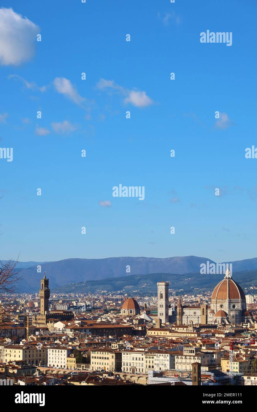 Dieser Panoramablick auf Florenz fängt das Wesen der Stadt im Herbst ein, mit dem Duomo di Florenz, der in der Skyline im Mittelpunkt steht. Die Szene ist Stockfoto