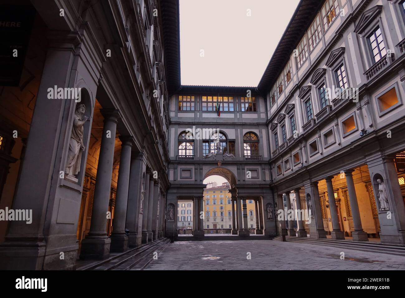 Dieses Foto zeigt den Innenhof der Uffizien in Florenz am frühen Morgen. Die Renaissance-Architektur mit ihren symmetrischen Stockfoto