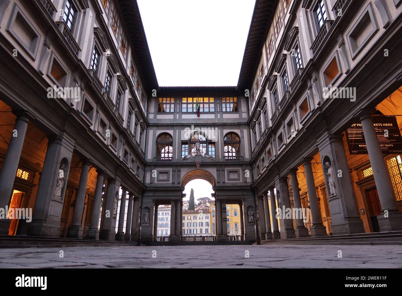 Dieses Foto zeigt den Innenhof der Uffizien in Florenz am frühen Morgen. Die Renaissance-Architektur mit ihren symmetrischen Stockfoto