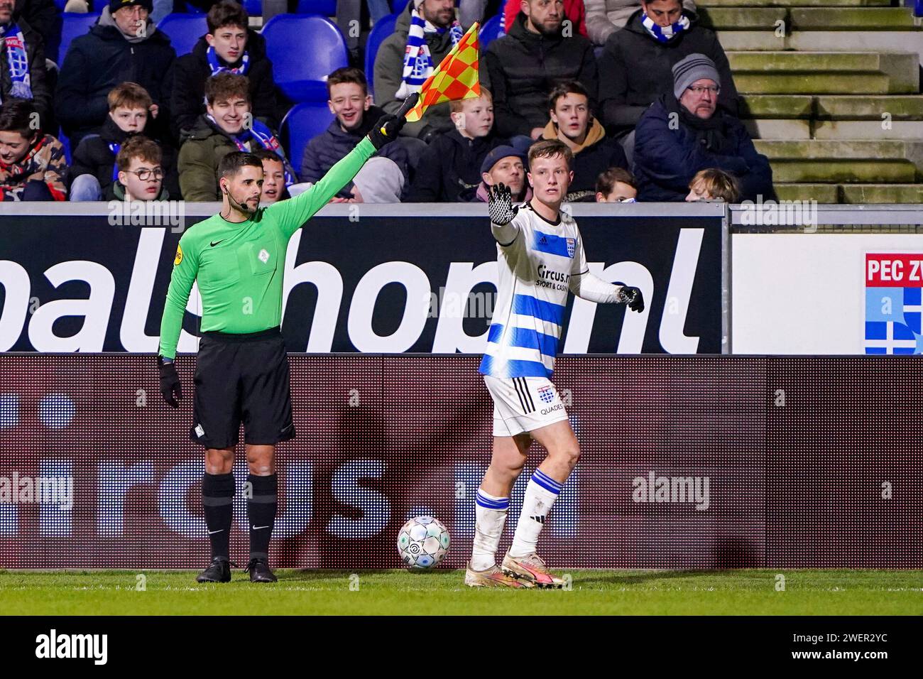 Zwolle, Niederlande. Januar 2024. ZWOLLE, NIEDERLANDE - 26. JANUAR: Assistent Martijn Beijer hisst seine Flagge während des niederländischen Eredivisie-Spiels zwischen PEC Zwolle und Vitesse im MAC?PARK am 26. Januar 2024 in Zwolle, Niederlande. (Foto von Andre Weening/Orange Pictures) Credit: dpa/Alamy Live News Stockfoto