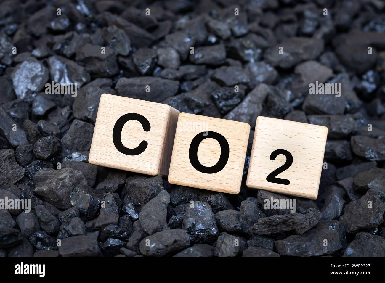 Kohlendioxidemissionen CO2 aus der Verbrennung fossiler Brennstoffe, Luftverschmutzung, Umweltkonzept, CO2-Fußabdruck, CO2 auf Holzblöcken klebt Stockfoto