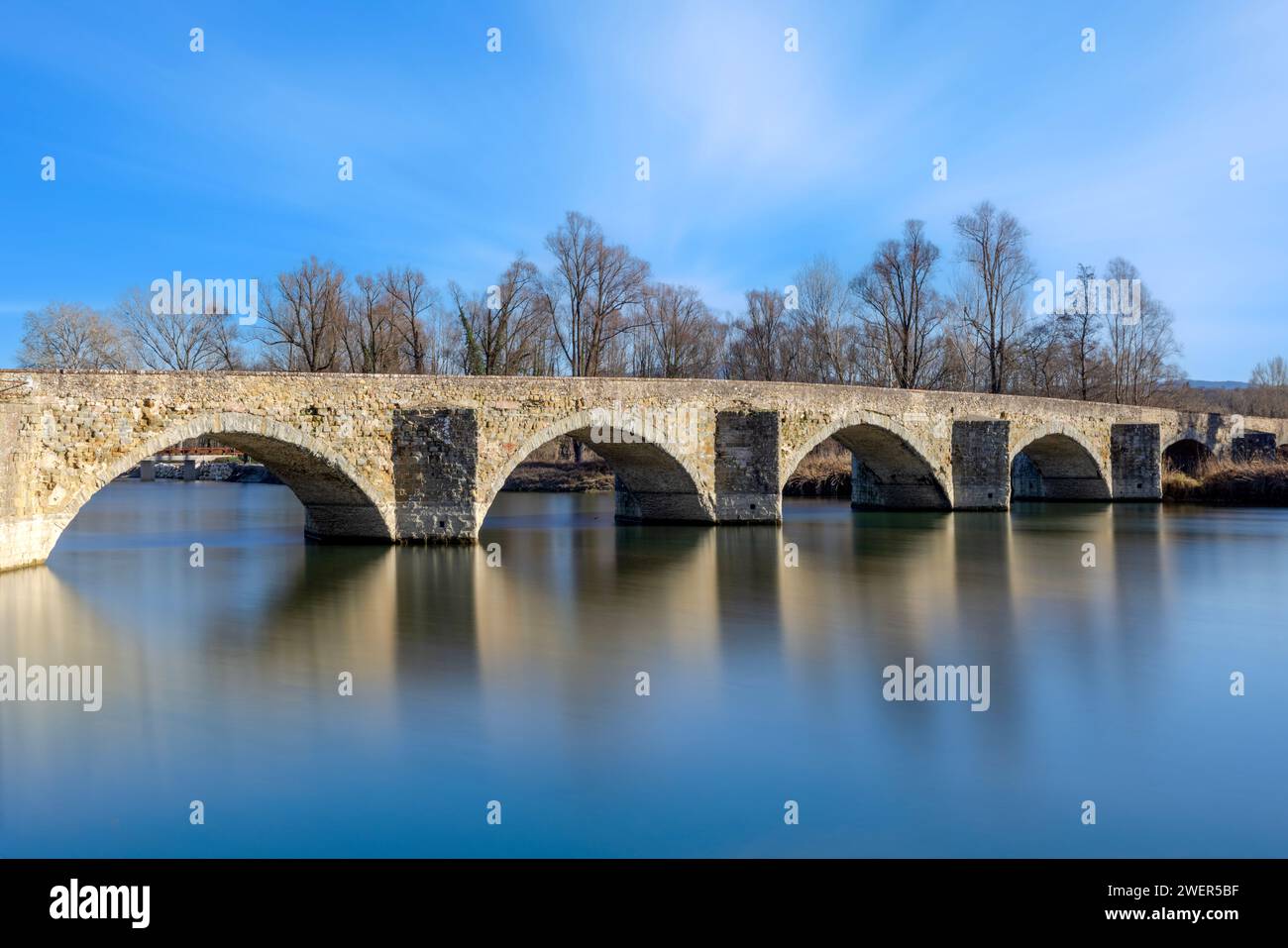 Die römische Bogenbrücke Ponte Buriano bei Arezzo in der Toskana, Italien. Stockfoto