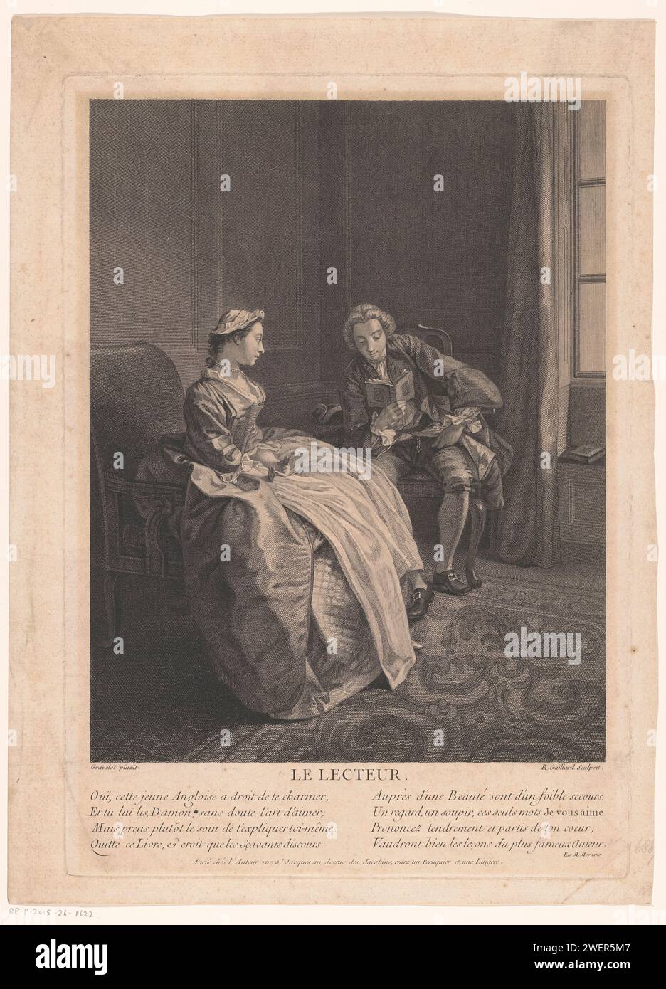 Junger Mann liest eine junge Frau aus einem Buch, René Gaillard, nach Hubert Francois Gravelot, ca. 1756 Druck Innenraum mit einer jungen Frau in einem langen Kleid, die auf einem Stuhl sitzt, mit den Händen im Schoß. Neben ihr sitzt ein junger Mann auf einem Stuhl, der aus einem Buch liest. Unter dem Bild eine Acht-Linie frisch auf Französisch. Papierätzung/Gravur liest jemandem vor. Buch Stockfoto