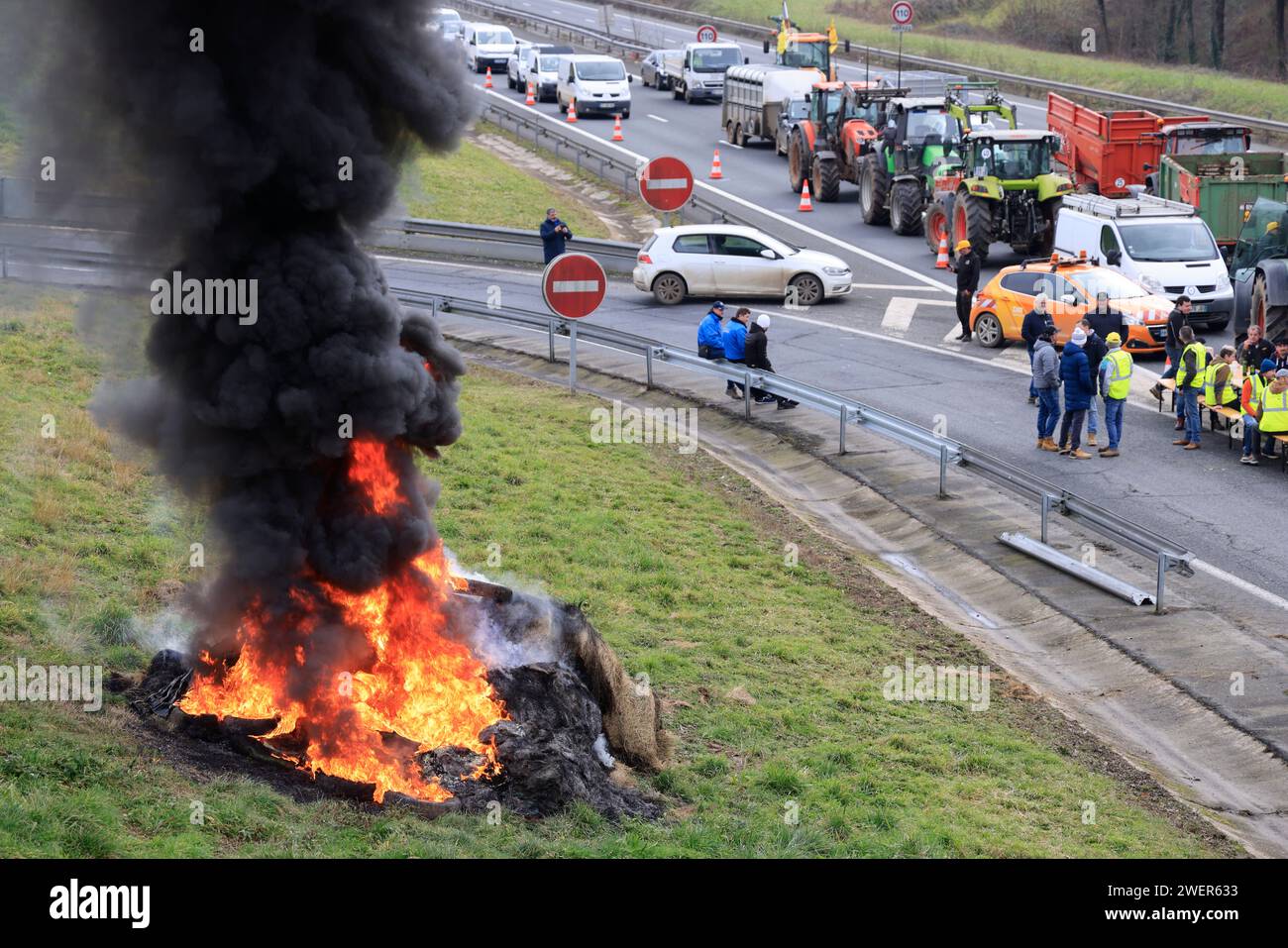 Brive-la-Gaillarde, Frankreich. Januar 2024. Wut und Demonstration der Bauern in Frankreich. Sperrung der Autobahn A20 in Brive-la-Gaillarde durch Landwirte, die eine gerechte Bezahlung ihrer Produktion, weniger Standards und fairen internationalen Agrarhandel fordern. Brive-la-Gaillarde, Correze, Limousin, Frankreich, Europa. Foto: Hugo Martin/Alamy Live News. Stockfoto