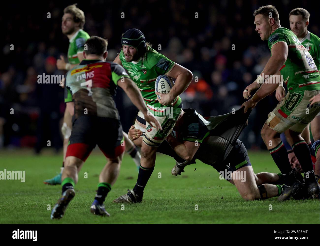 Kyle Hatherell von Leicester Tigers läuft mit dem Ball während des Gallagher Premiership-Spiels auf der Twickenham Stoop in London. Bilddatum: Freitag, 26. Januar 2024. Stockfoto