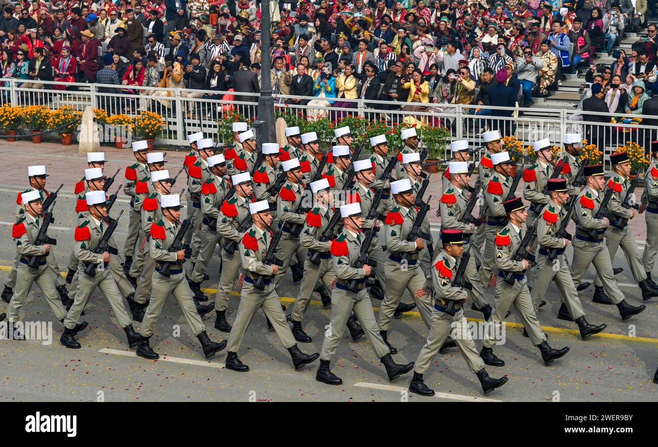 NEW DELHI, INDIEN - 26. JANUAR: Ein Militärkontingent des 2. Ausländischen Infanterieregiments der französischen Fremdenlegion marschiert am 26. Januar 2024 während der Parade zum 75. Tag der Republik auf dem Kartavya-Pfad am 26. Januar 2024 in Neu-Delhi, Indien, an der Saluting Base vorbei. Indien bereitet sich auf seine Platin-Feier des Tages der Republik des Landes am Freitag vor, bei der auf dem majestätischen „Kartavya Path“ in Neu-Delhi eine spannende Ausstellung über seine militärischen Fähigkeiten und sein reiches kulturelles Erbe präsentiert wird. Am Vorabend des Republiktages kündigte die Gewerkschaftsregierung am Donnerstag die Medaillen Gallantry und Service an 1.132 Mitarbeiter verschiedener Agenturen an Stockfoto