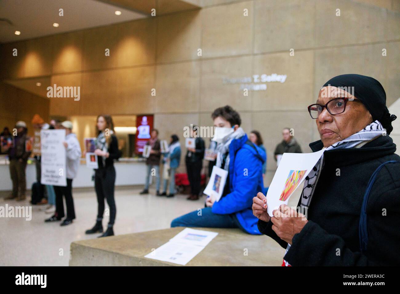 Bloomington, USA. Januar 2024. BLOOMINGTON, INDIANA – 26. JANUAR: Demonstranten füllen das Atrium des Sidney and Lois Eskenazi Museum of Art: Indiana University, um gegen die Absage einer Ausstellung für die palästinensische Künstlerin Samia Halaby am 26. Januar 2024 in Bloomington, Indiana zu protestieren. Halaby, 87 Jahre alt, hat sich für ihre Unterstützung der Palästinenser ausgesprochen. (Quelle: Jeremy Hogan/Alamy Live News Stockfoto