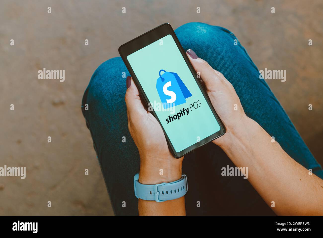 Brasilien. Januar 2024. In dieser Abbildung wird das Shopify POS-Logo auf einem Smartphone-Bildschirm angezeigt. (Foto von Rafael Henrique/SOPA Images/SIPA USA) *** ausschließlich für redaktionelle Nachrichten *** Credit: SIPA USA/Alamy Live News Stockfoto