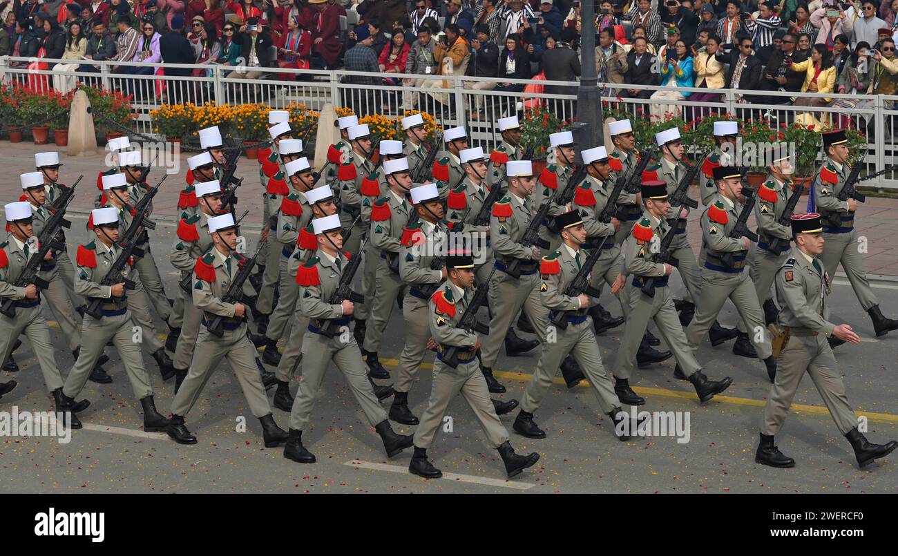 NEW DELHI, INDIEN – 26. JANUAR: Ein Militärkontingent des 2. Ausländischen Infanterieregiments der französischen Fremdenlegion marschiert am 26. Januar 2024 während der Parade zum 75. Tag der Republik auf dem Kartavya-Pfad am 26. Januar 2024 in Neu-Delhi, Indien, an der Saluting Base vorbei. Indien bereitet sich auf seine Platin-Feier des Tages der Republik des Landes am Freitag vor, bei der auf dem majestätischen „Kartavya Path“ in Neu-Delhi eine spannende Ausstellung über seine militärischen Fähigkeiten und sein reiches kulturelles Erbe präsentiert wird. Am Vorabend des Republiktages kündigte die Gewerkschaftsregierung am Donnerstag die Medaillen Gallantry und Service an 1.132 Mitarbeiter verschiedener Agenturen an Stockfoto