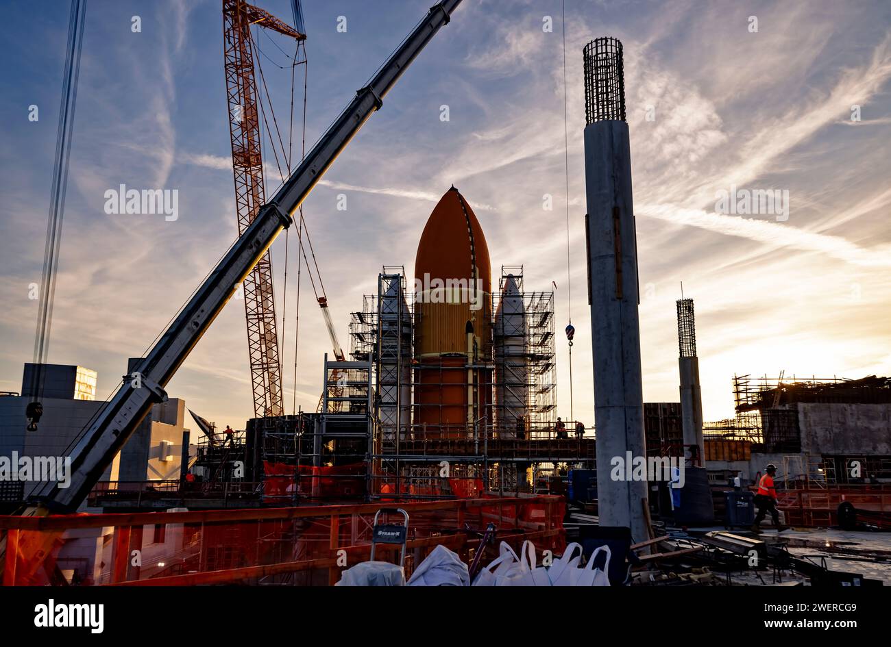 Los Angeles, USA. Januar 2024. Das Space Shuttle Endeavour wird für ein letztes 20-stöckiges vertikales Stapelverfahren im California Science Center verlegt. Das 122 Meter lange Shuttle war in weißes Kunststoffmaterial eingewickelt, um es während seiner letzten Reise zu schützen. 26/2024 Los Angeles, CA., USA (Foto: Ted Soqui/SIPA USA) Credit: SIPA USA/Alamy Live News Stockfoto