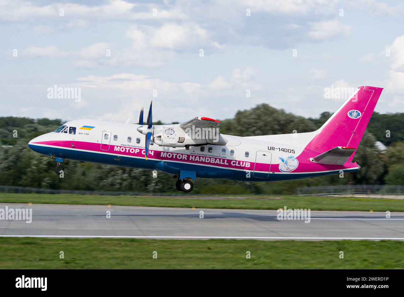 Motor sein Antonov an-140 startet von Lemberg für einen Flug nach Kiew Stockfoto
