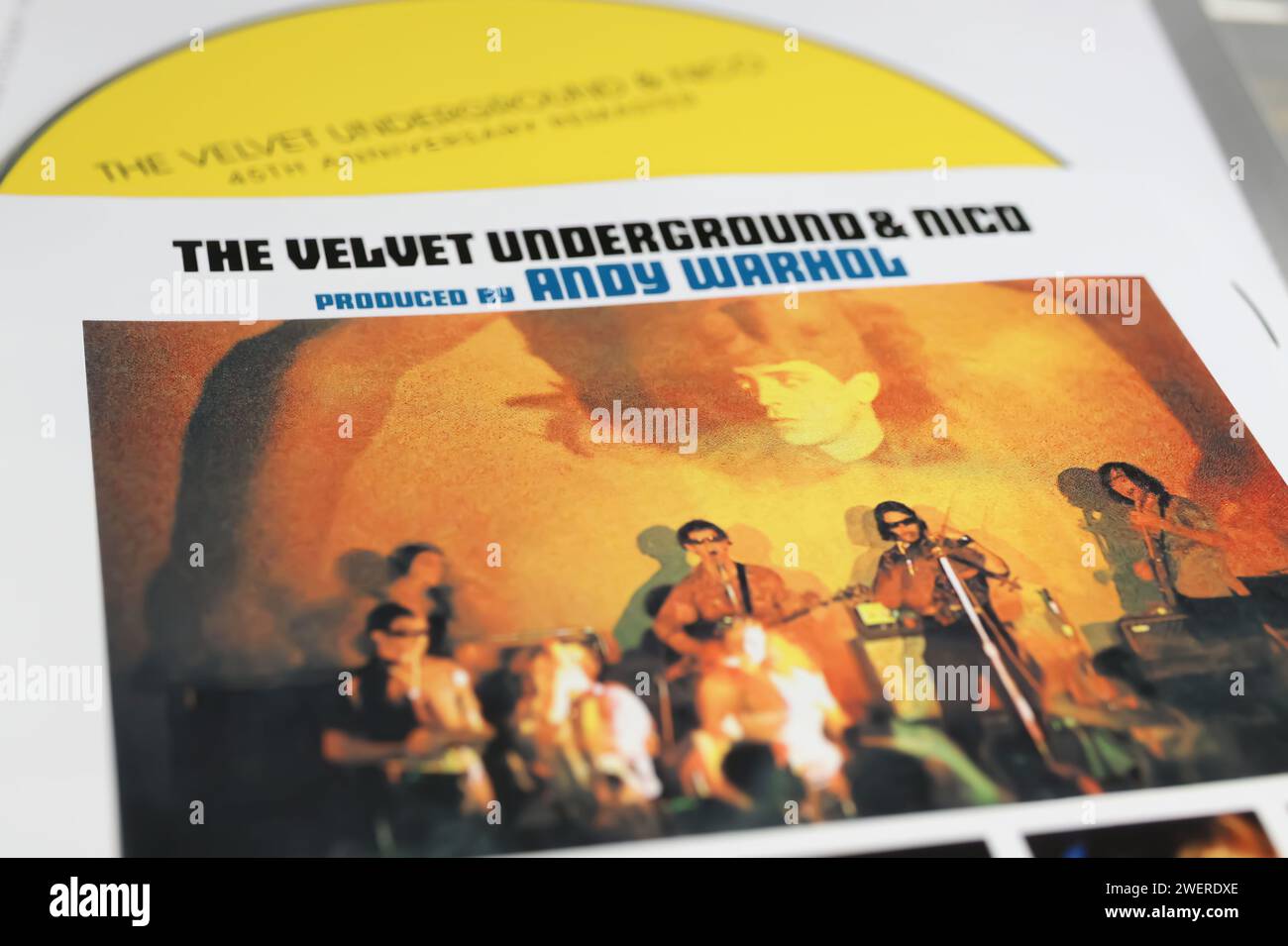 Viersen, Deutschland - 9. Januar. 2024: Nahaufnahme des Samvet Underground und Nico-Albumcovers von Andy Warhol Stockfoto