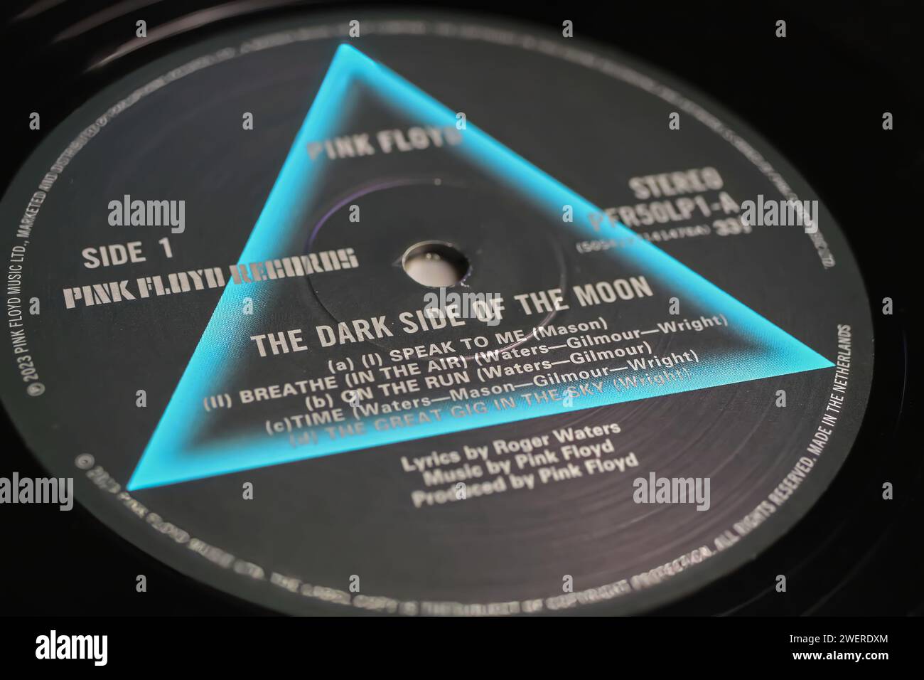 Viersen, Deutschland - 9. Januar. 2024: Closeup des Vinyl-Albums Pink Floyd The Dark Side of the Moon aus dem Jahr 1973 Stockfoto