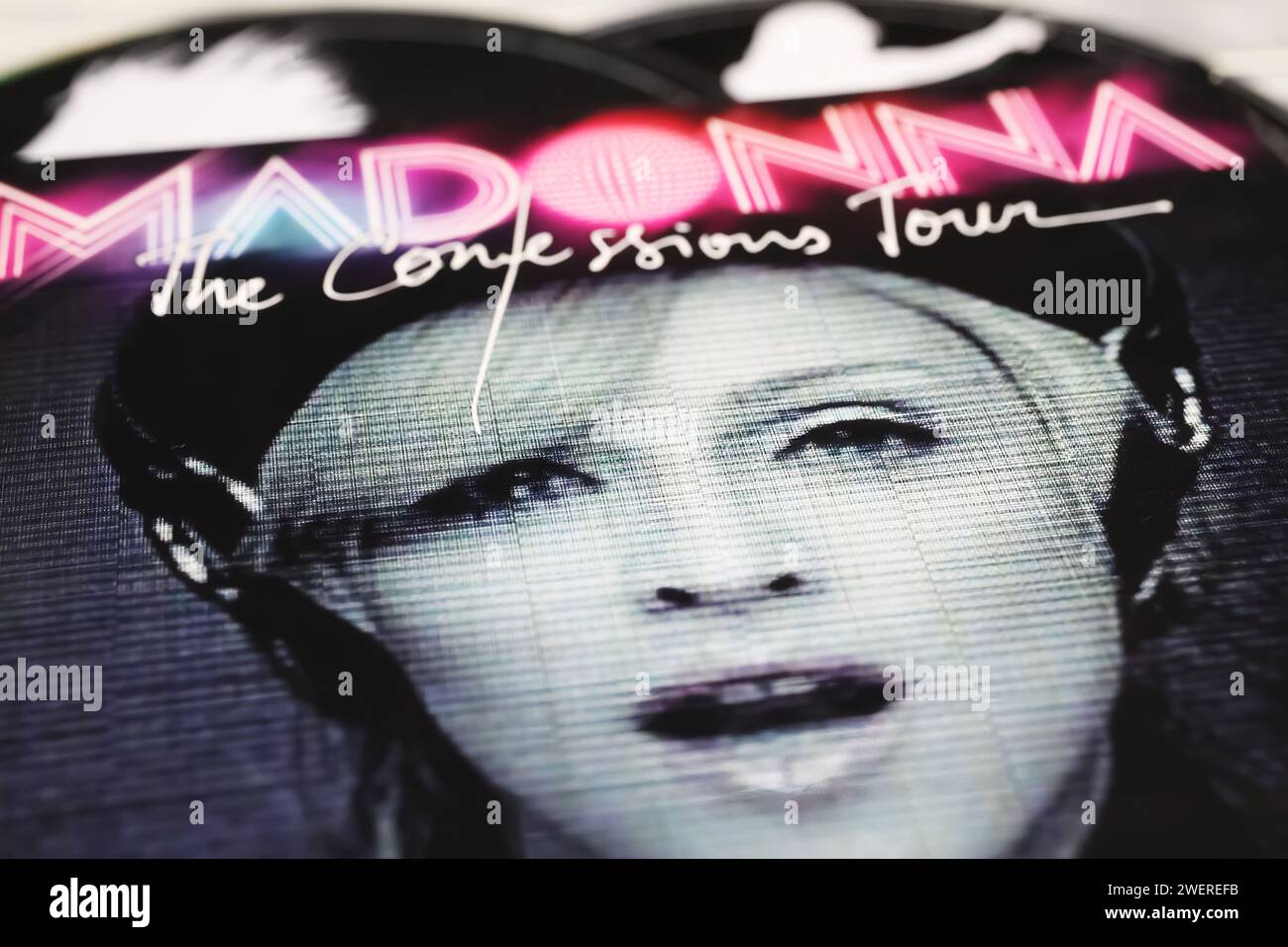 Viersen, Deutschland - 9. Januar. 2024: Closeup der Sängerin Madonna DVD-Cover der Confessions Live-Konzerttournee Stockfoto