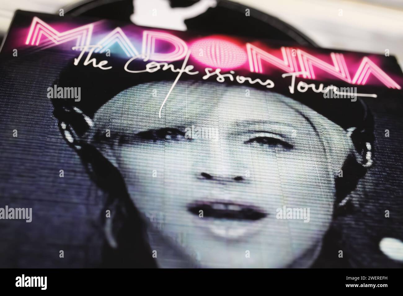 Viersen, Deutschland - 9. Januar. 2024: Closeup der Sängerin Madonna DVD-Cover der Confessions Live-Konzerttournee Stockfoto