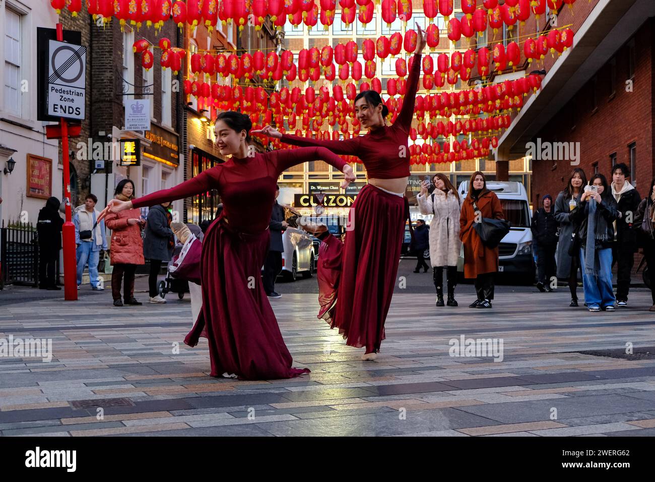 London, Großbritannien. Januar 2024. Chinesische klassische Tänzer der UK China Performing Arts School (UKCPA) durchlaufen in Chinatown eine Routine vor dem Lunar New Year, das auf den 10. Februar fällt. Tausende werden am nächsten Tag an den Feierlichkeiten im Zentrum Londons teilnehmen, an denen UKCPA-Studenten auftreten werden. Quelle: Eleventh Photography/Alamy Live News Stockfoto