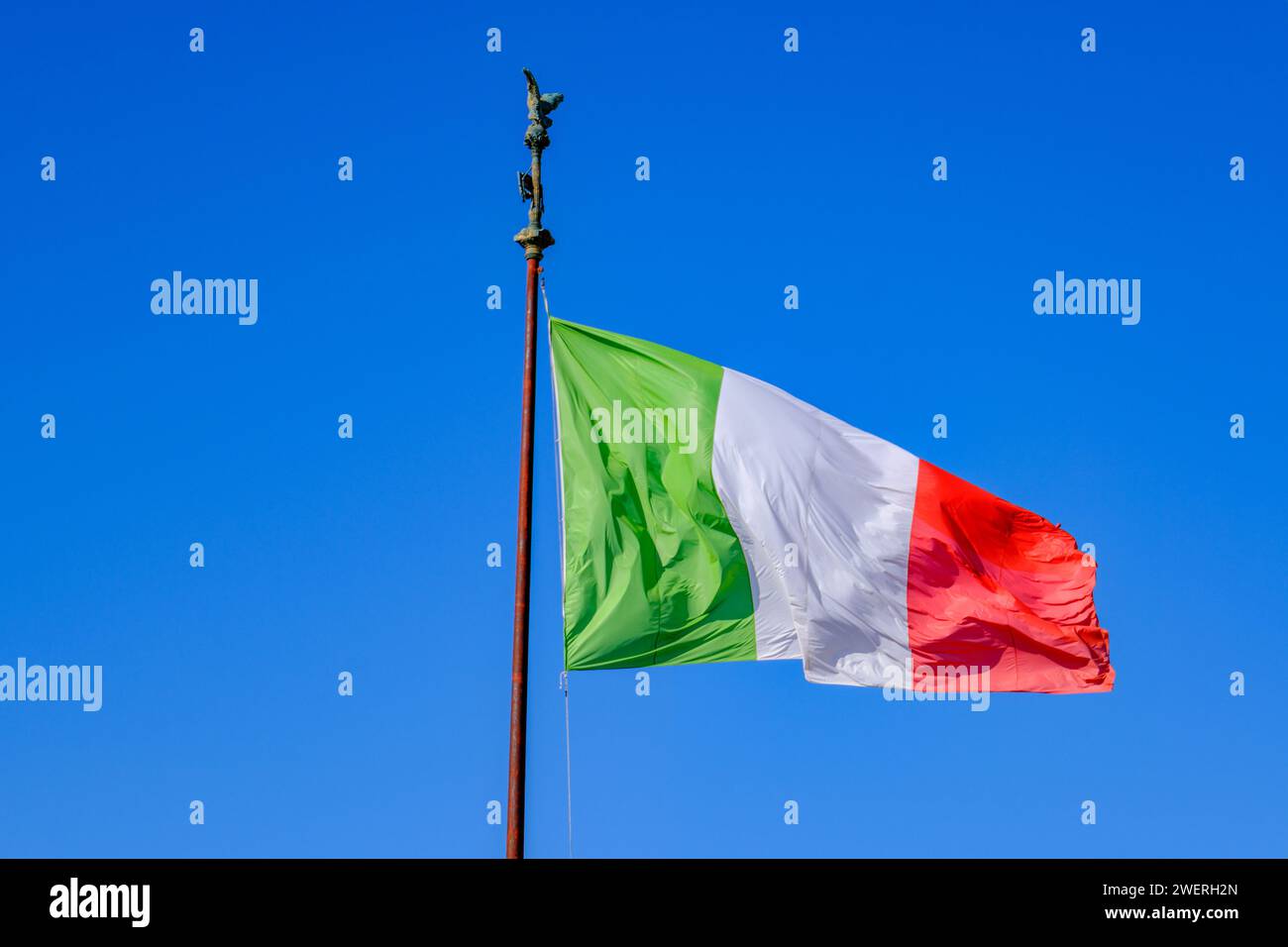 Italienische Flagge über blauem Himmel in Rom Stockfoto
