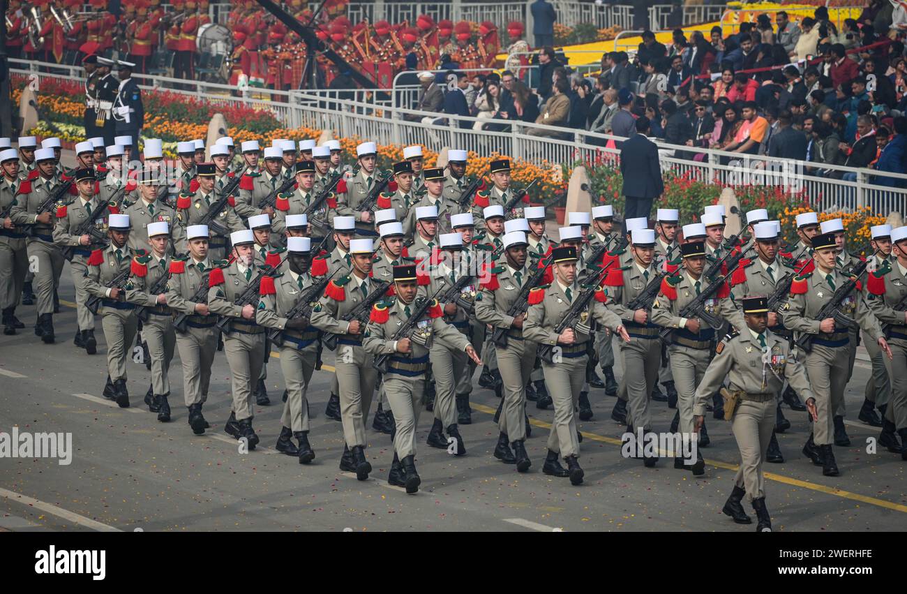 NEW DELHI, INDIEN - 26. JANUAR: Ein Militärkontingent des 2. Ausländischen Infanterieregiments der französischen Fremdenlegion marschiert am 26. Januar 2024 während der Parade zum 75. Tag der Republik auf dem Kartavya-Pfad am 26. Januar 2024 in Neu-Delhi, Indien, an der Saluting Base vorbei. Indien bereitet sich auf seine Platin-Feier des Tages der Republik des Landes am Freitag vor, bei der auf dem majestätischen „Kartavya Path“ in Neu-Delhi eine spannende Ausstellung über seine militärischen Fähigkeiten und sein reiches kulturelles Erbe präsentiert wird. Am Vorabend des Republiktages kündigte die Gewerkschaftsregierung am Donnerstag die Medaillen Gallantry und Service an 1.132 Mitarbeiter verschiedener Agenturen an Stockfoto
