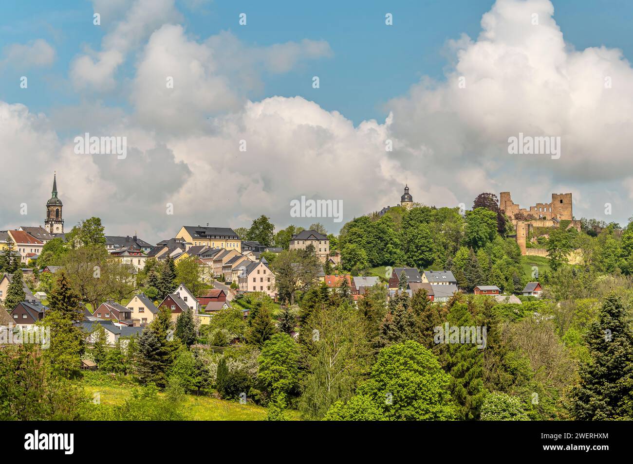 Dorf und Schloss Frauenstein im östlichen Erzgebirge, Sachsen, Deutschland Stockfoto