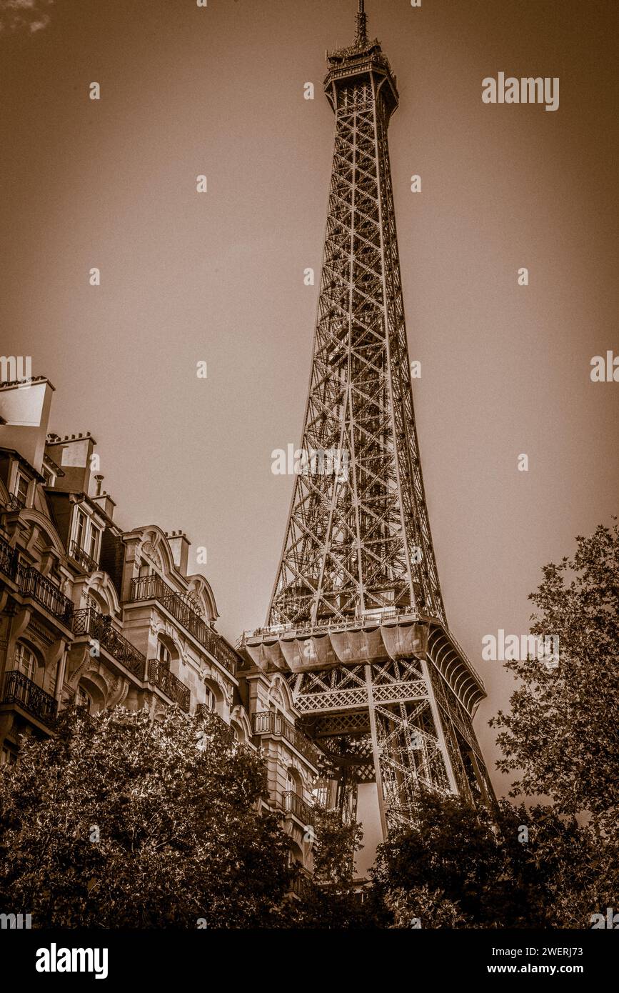 Eiffelturm von einem Erdblick - Sepia-Ton Stockfoto