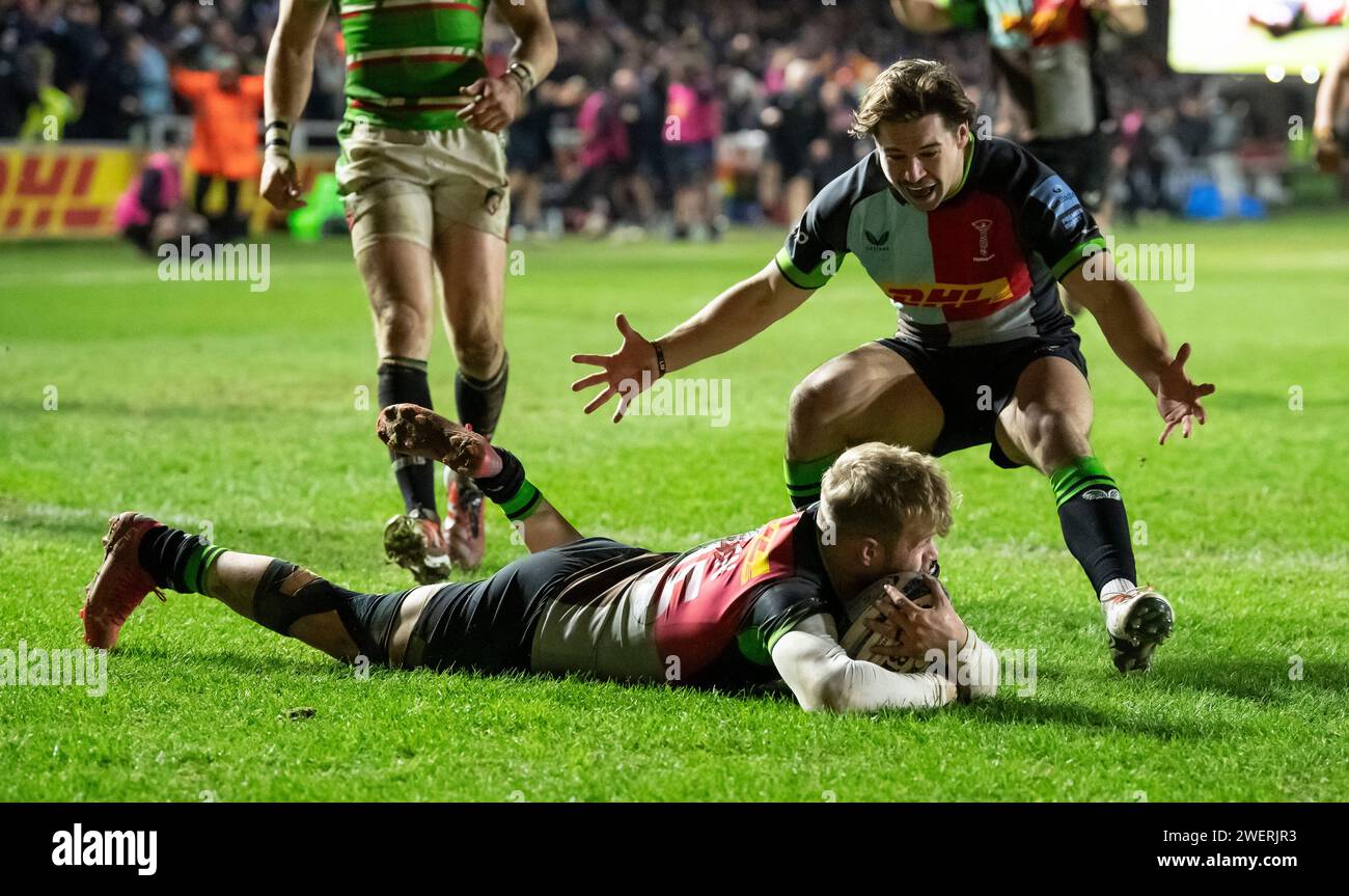 Harlequins Lewis Gjaltema feiert, als Tyrone Green während der Harlequins vs. Leicester Tigers, The Stoop, Twickenham, London UK am 26. Januar 2024 zum Probieren übergeht. Foto von Gary Mitchell Credit: Gary Mitchell, GMP Media/Alamy Live News Stockfoto