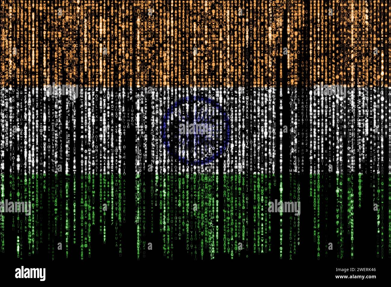 Die Flagge Indiens auf einem Computer binäre Codes fallen von oben und verschwinden. Stockfoto