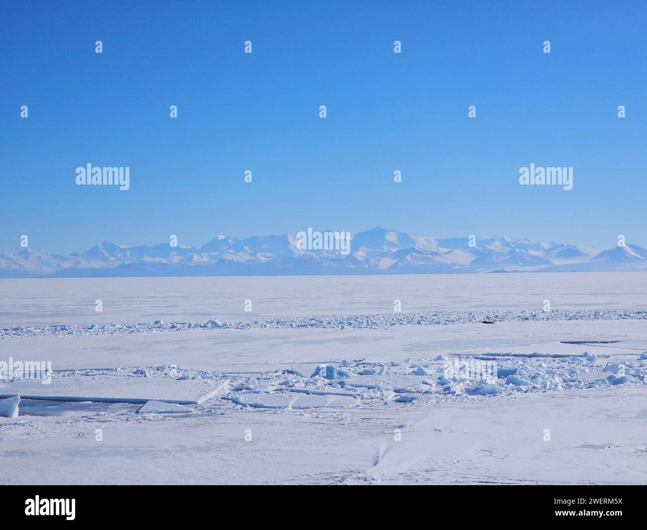 Vor den transantarktischen Bergen im McMurdo Sound in der Antarktis (14. Januar 2024) sind zwei Kanäle aus gebrochenem, schnellem Eis des Coast Guard Cutter Polar Star (WAGB 10) zu sehen. Operation Deep Freeze ist eine von vielen Operationen im Indopazifik, bei denen das US-Militär die Sicherheit und Stabilität in der gesamten Region fördert. (Foto der US-Küstenwache von Petty Officer 2nd Class Ryan Graves) Stockfoto Vor den transantarktischen Bergen im McMurdo Sound in der Antarktis (14. Januar 2024) sind zwei Kanäle aus gebrochenem, schnellem Eis des Coast Guard Cutter Polar Star (WAGB 10) zu sehen. Operation Deep Freeze ist eine von vielen Operationen im Indopazifik, bei denen das US-Militär die Sicherheit und Stabilität in der gesamten Region fördert. (Foto der US-Küstenwache von Petty Officer 2nd Class Ryan Graves) Stockfoto