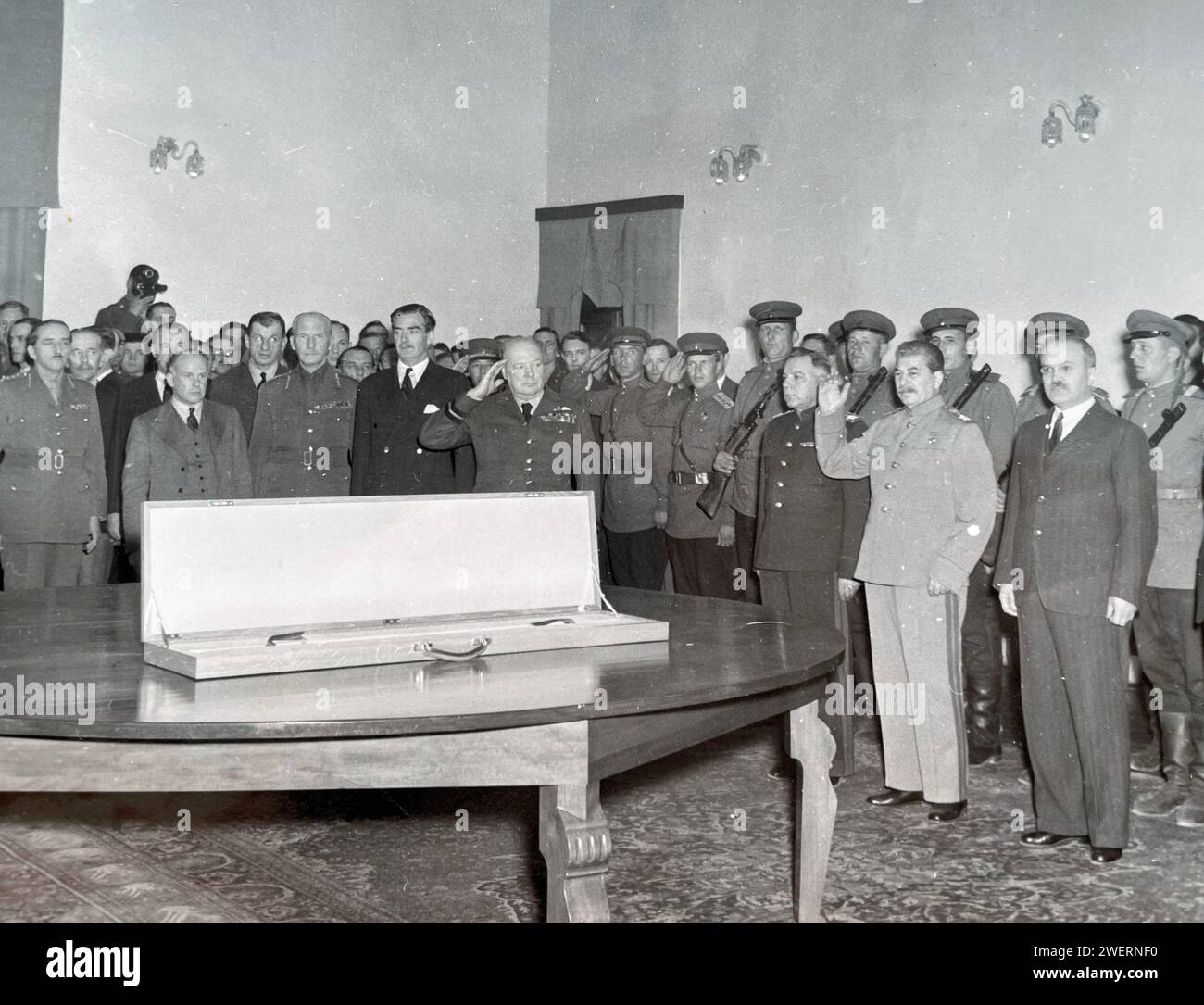 TEHERANER KONFERENZ Präsentation des Schwertes von Stalingrad durch Winston Churchill an Joseph Stalin am 29. November 1943 in der russischen Botschaft. Foto: Lewis W. Gale Stockfoto