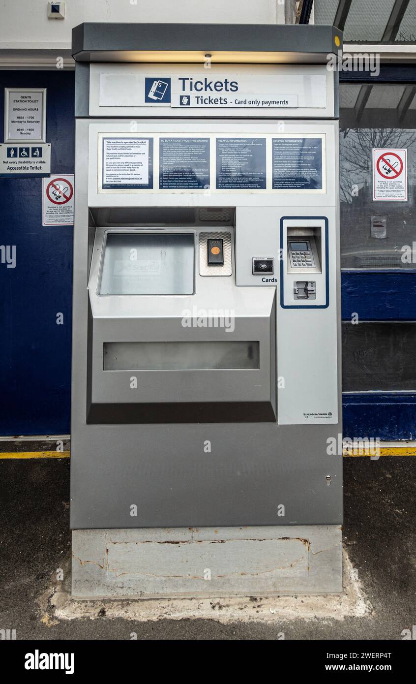 Ein Touchscreen-Ticketautomat am Bahnhof Prestwick Town, South Ayrshire, Schottland. Stockfoto