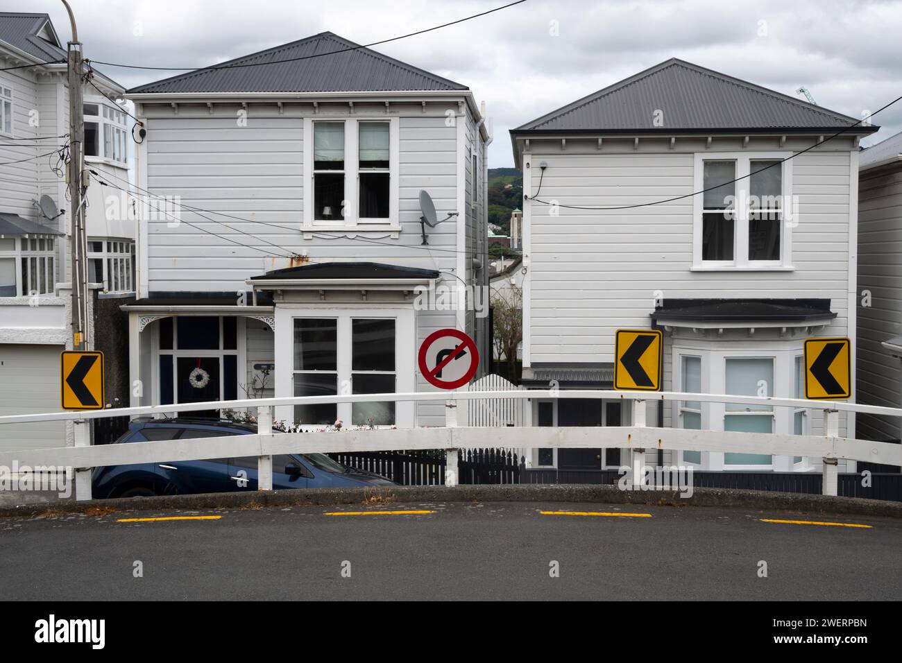 Straßenschilder vor alten Holzhäusern, Mount Victoria, Wellington, Nordinsel, Neuseeland Stockfoto