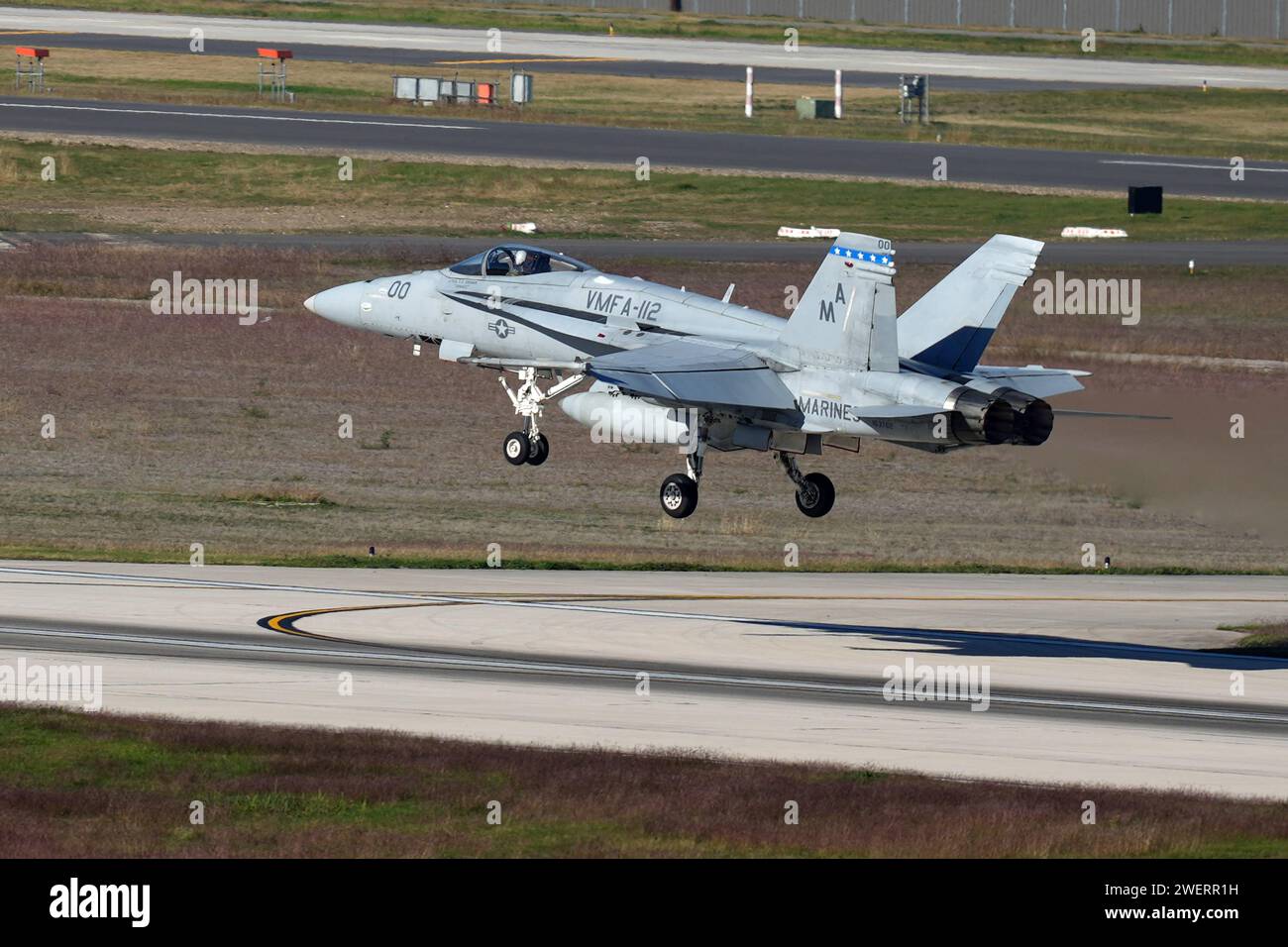 Ein United States Marine Corps McDonnell-Douglas F/A-18 Hornet der Reserve Marine Fighter Attack Squadron 112 (VMFA-112) startet am Donnerstag, den 28. Dezember 2023, am San Antonio International Airport. Stockfoto