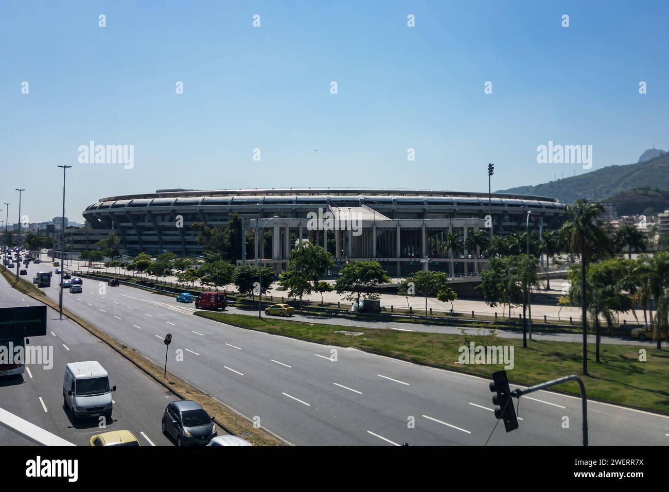 Fernsicht auf das Maracana-Stadion, wie von der Fußgängerbrücke des Bahnhofs Maracana über die Rei Pele Avenue unter dem sonnigen, klaren blauen Himmel am Sommermorgen gesehen. Stockfoto