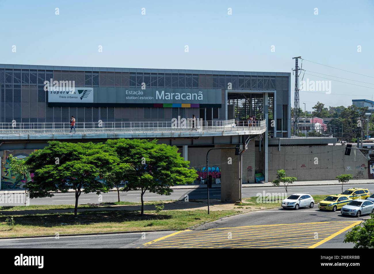 Blick auf das Maracana-Bahnhofsgebäude mit der Rei Pele Avenue und den Autos, die am roten Ampelbalg unter dem blauen Sommermorgen angehalten wurden. Stockfoto