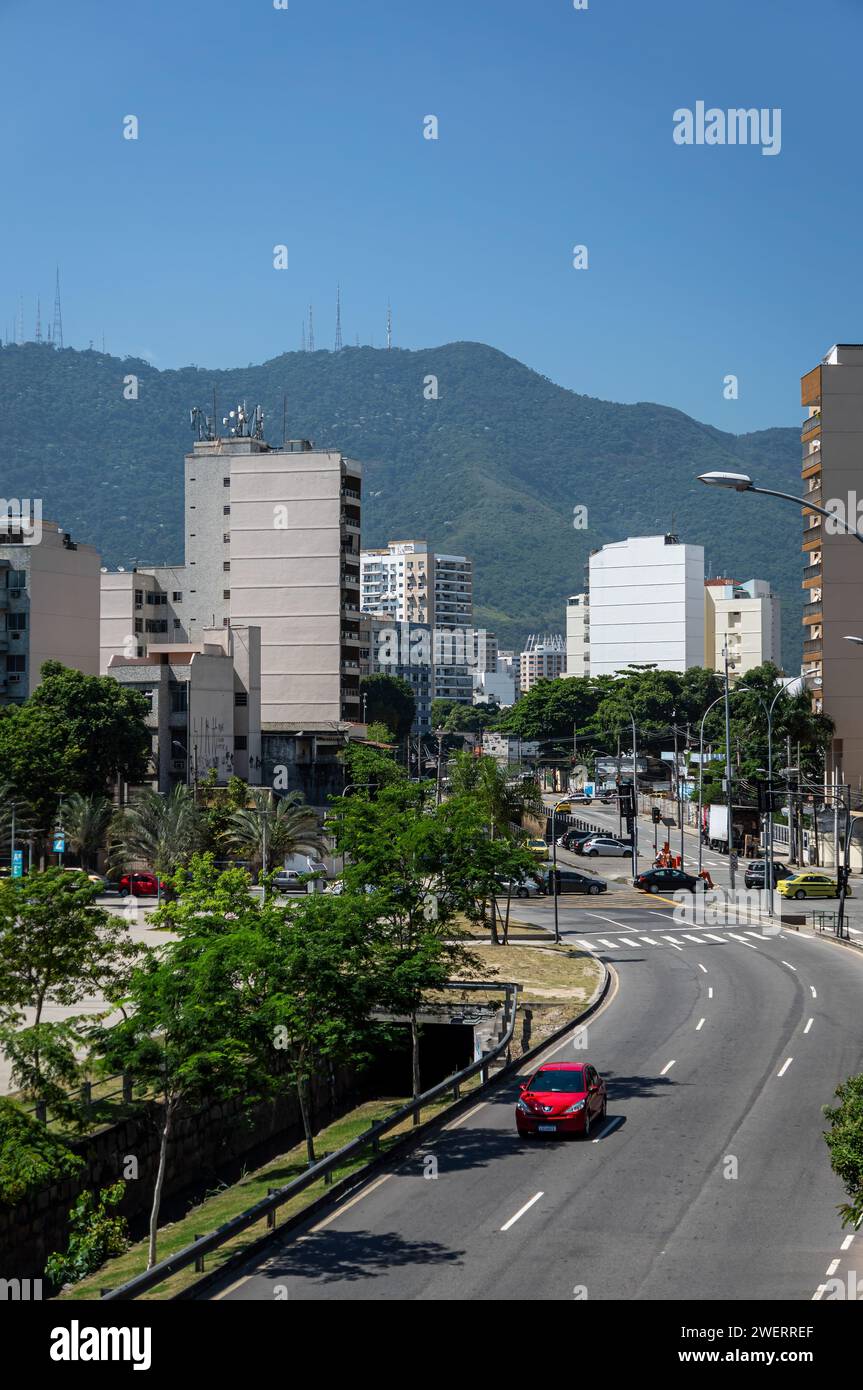 Ein gekrümmter Abschnitt der Professor Manoel de Abreu Avenue, nahe dem Maracana Stadion im Bezirk Maracana unter dem sonnigen, klaren blauen Himmel am Sommermorgen. Stockfoto