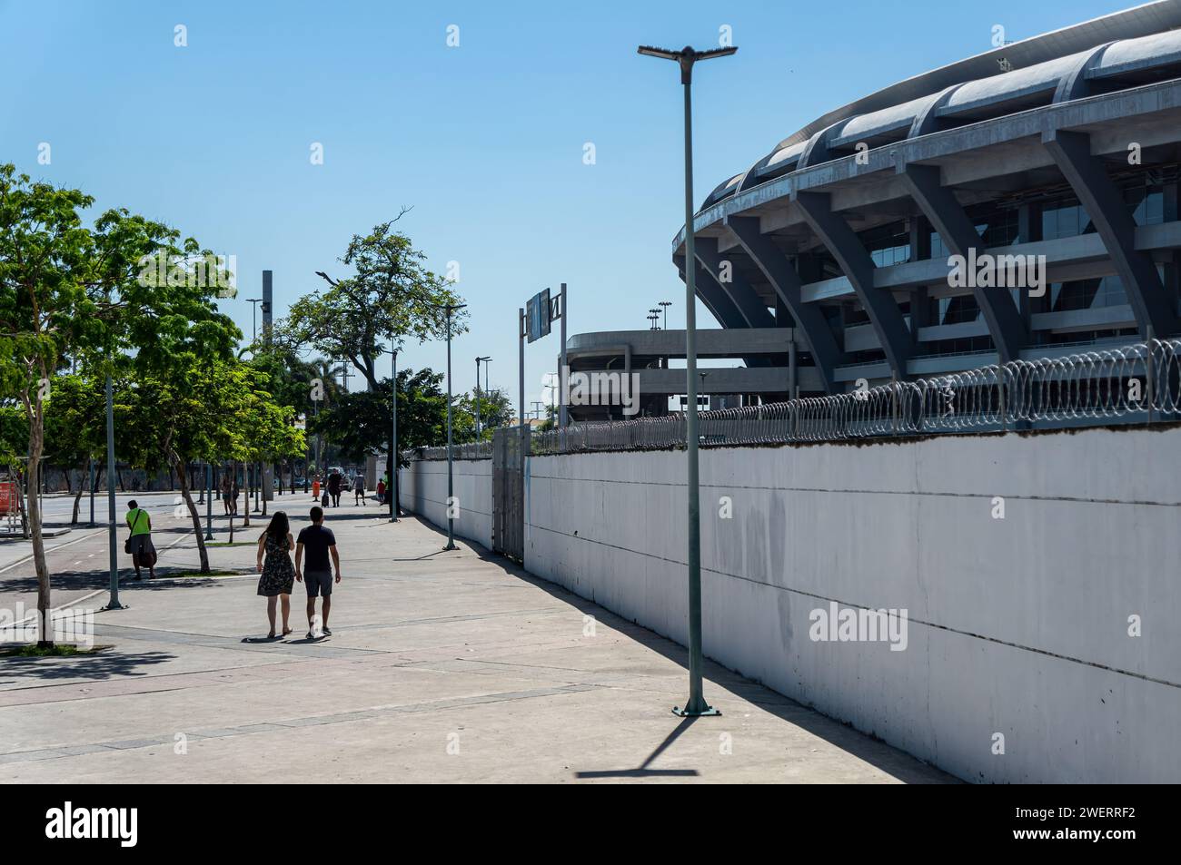 Die breite Bürgersteig-Promenade an der Nordseite des Maracana-Stadions, in der Nähe der Rei Pele Avenue im Maracana-Viertel unter dem klaren blauen Himmel am Sommermorgen. Stockfoto