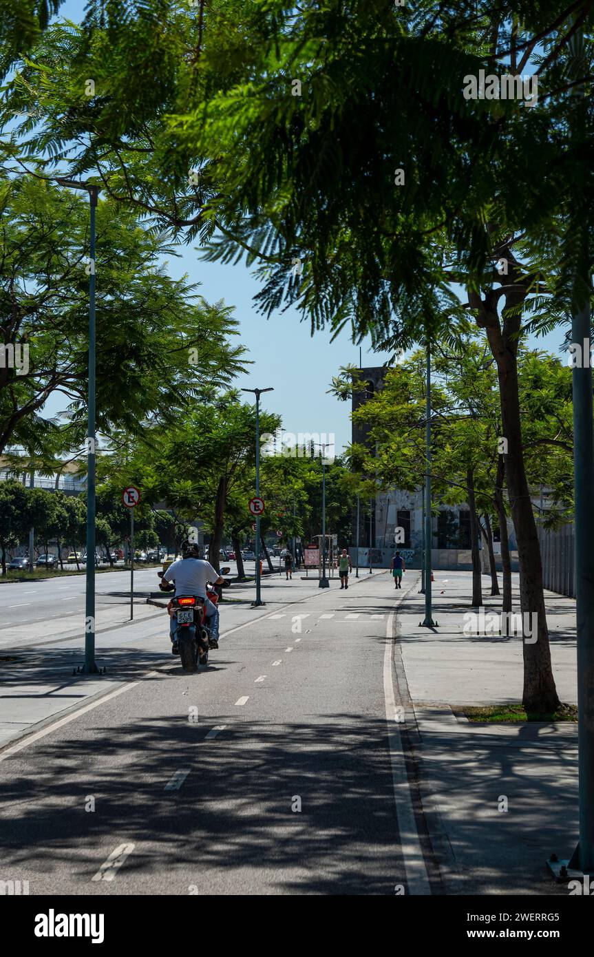 Ein abgelegener Radweg zwischen grünen Vegetationsbäumen auf dem großen Bürgersteig im Norden des Maracana-Stadions, nahe der Rei Pele Avenue. Stockfoto