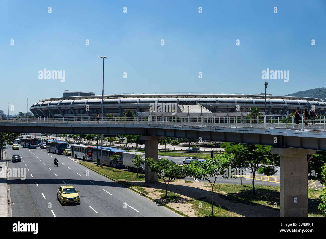 Fernsicht auf das Maracana-Stadion, wie von der Fußgängerbrücke des Bahnhofs Maracana über die Rei Pele Avenue unter dem klaren blauen Himmel am Sommermorgen gesehen. Stockfoto
