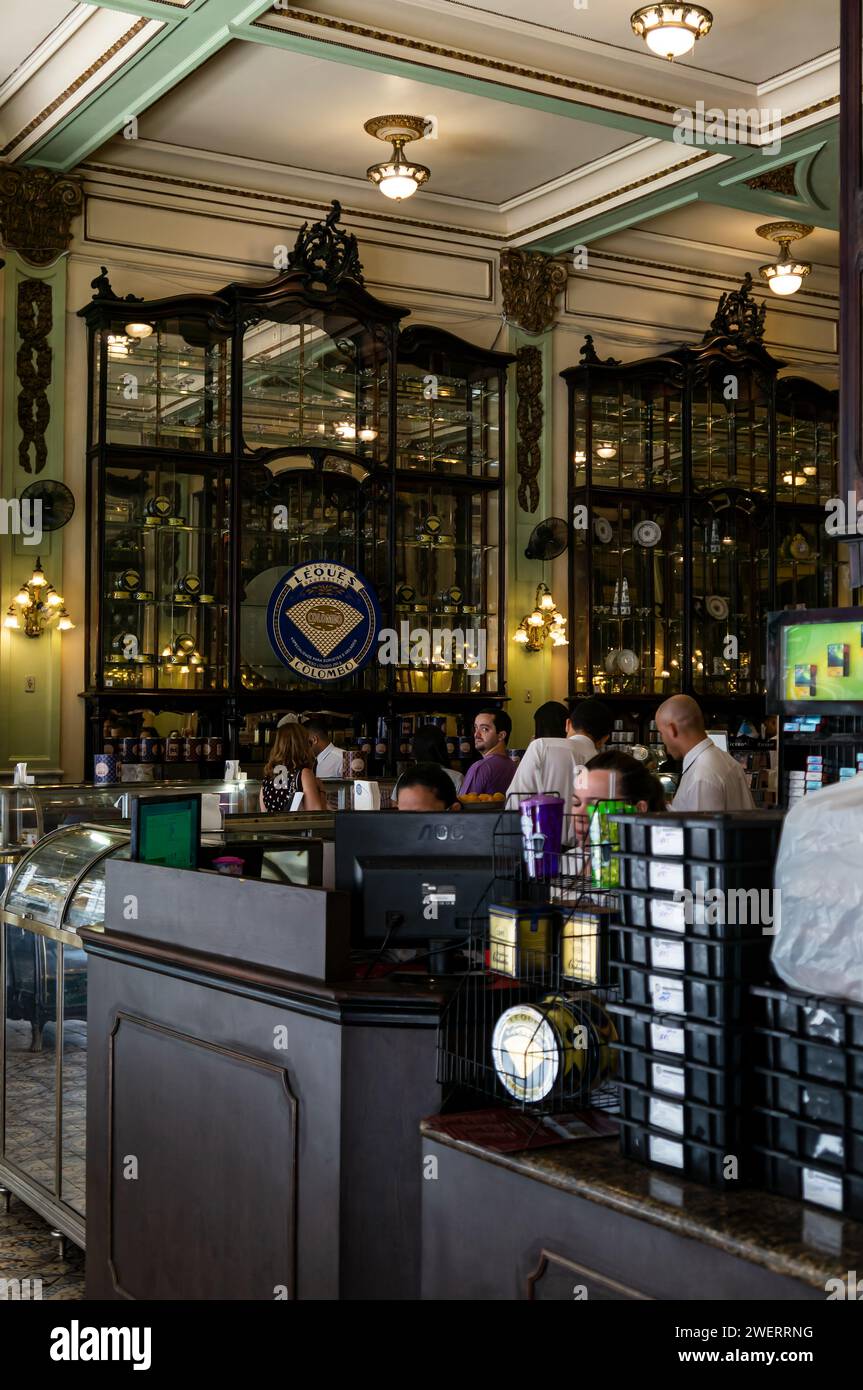 Teilweiser Innenblick auf den Hauptraum des Coffeehouse Confeitaria Colombo, ein berühmtes Café und Wahrzeichen der Stadt in der Goncalves Dias Straße. Stockfoto