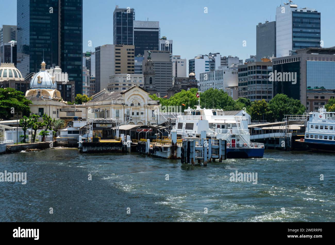 Aus nächster Nähe der Haltestelle Praca Quinze Fährterminal Station im Centro District Guanabara Bay blaue Gewässer Küste unter Sommernachmittag klarer blauer Himmel. Stockfoto