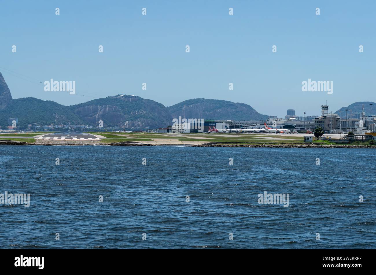 Blick auf die Nordseite des Santos Dumont Inlandsflughafens, wie von der Guanabara Bucht aus gesehen, blaues Wasser im Centro Bezirk unter Sommernachmittag sonnigen klaren blauen Himmel. Stockfoto