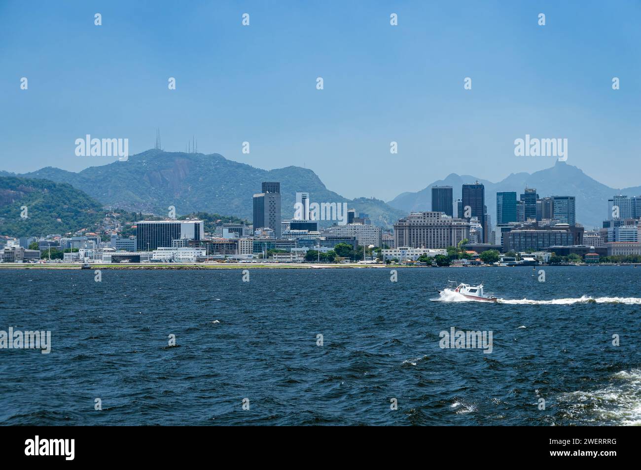Fernsicht auf die Küste des Centro District, hohe Blockhäuser am Ufer, wie von der Guanabara Bucht aus gesehen, blaues Wasser unter dem Sommernachmittag, klarer blauer Himmel. Stockfoto