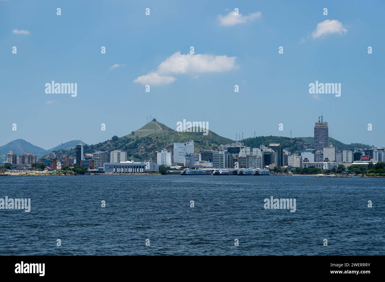 Fernsicht auf die Küste des Zentro-Viertels von Niteroi, wie aus der Guanabara-Bucht aus dem blauen Wasser, Richtung Arariboia-Bahnhof unter dem blauen Himmel am Sommernachmittag. Stockfoto