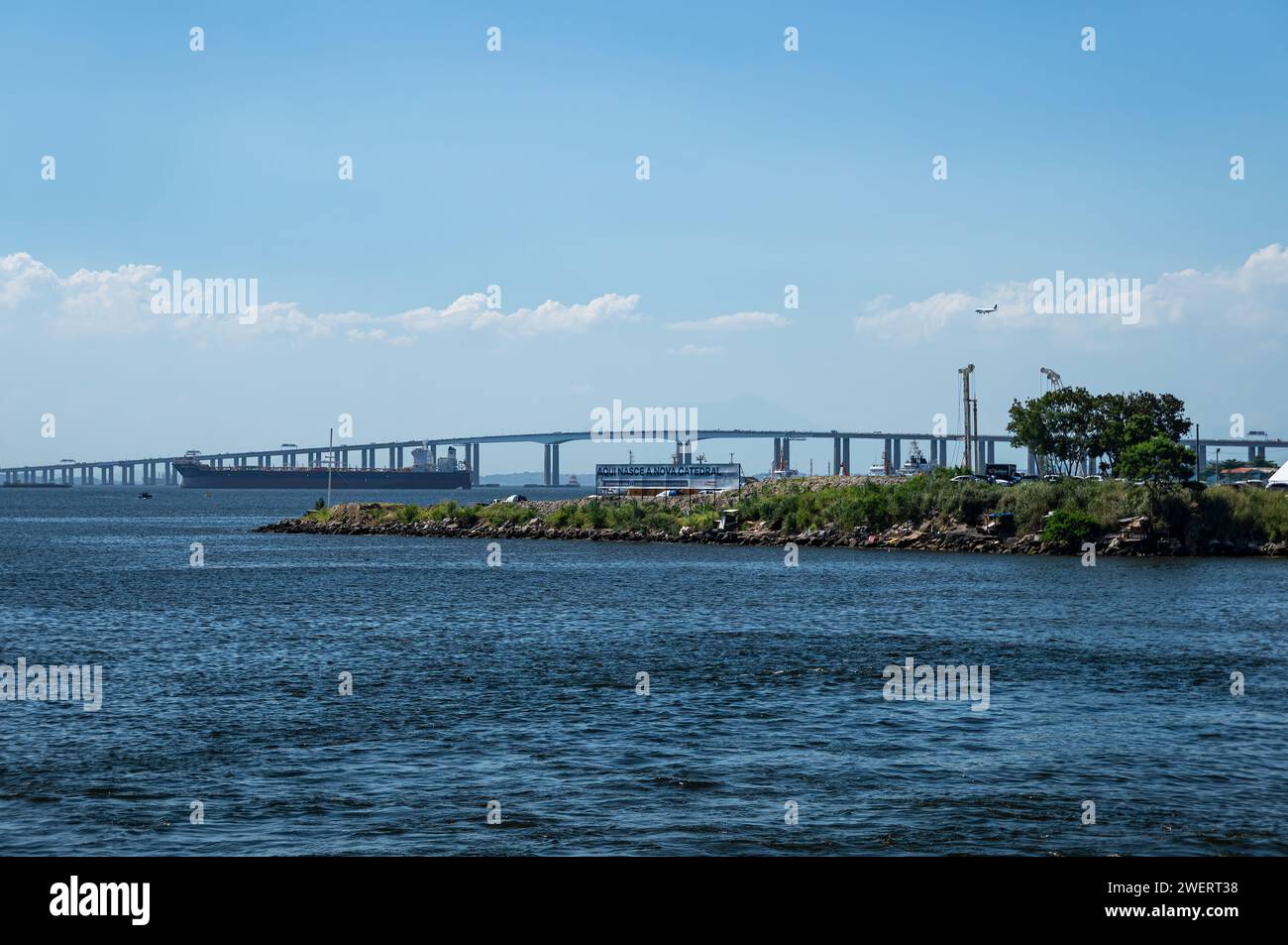 Fernsicht auf die Rio Niteroi Brücke über Guanabara Bucht Blaues Wasser sah man von der Arariboia Fährstation in Niteroi's Centro Bezirk unter sonnigen Sommertagen. Stockfoto