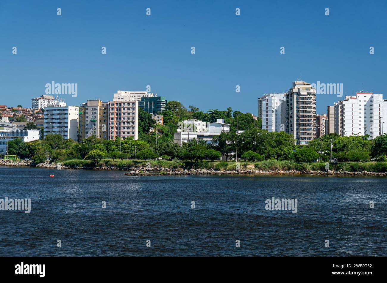 Fernsicht auf die Gebäude am Wasser des Zentro-Viertels von Niteroi, wie von der Guanabara-Bucht aus das blaue Wasser unter dem sonnigen, klaren blauen Himmel des Sommernachmittags gesehen. Stockfoto