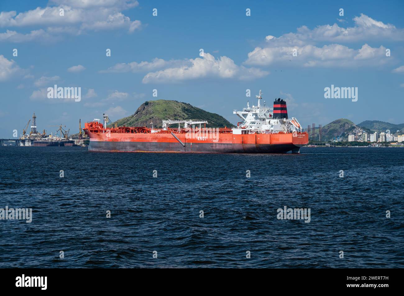 Das große Erdöltankschiff Tordis Knutsen ankerte in den blauen Gewässern der Guanabara-Bucht mit dem Hügel Morro da Penha hinter dem Sommernachmittag unter dem sonnigen blauen Himmel. Stockfoto