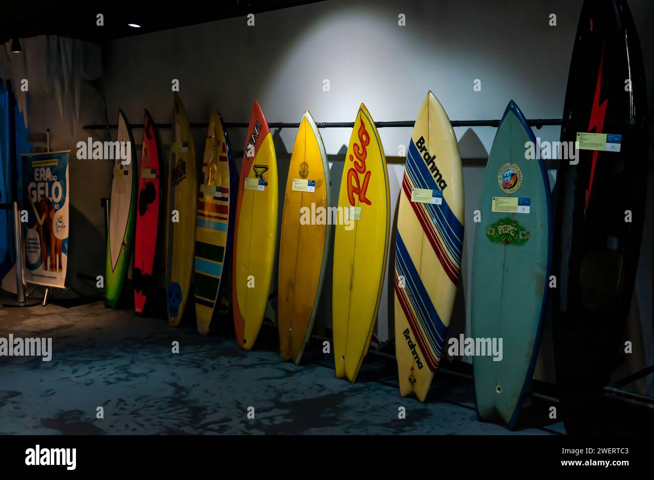Einige der vielen farbenfrohen Surfbretter an einer Wand, Teil der Ausstellung des Rico Surf Museums, die im AquaRio öffentlichen Meeresaquarium im Gamboa Bezirk ausgestellt ist. Stockfoto